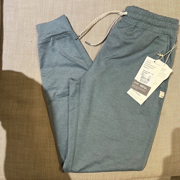 Vuori Pants - NWT women’s Vuori Performance Jogger in XXS -long. Color is shade heather